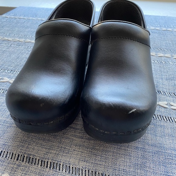 Dansko Women’s Clogs size 39, medium width - Picture 3 of 6